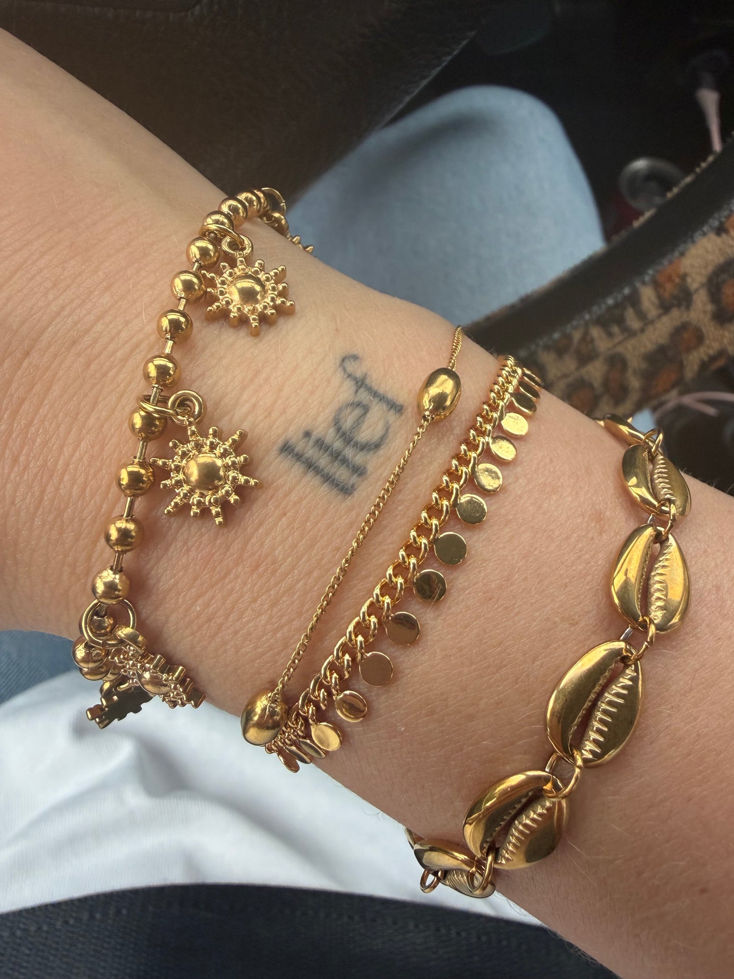 Goudkleurige armband met fonkelende rondjes