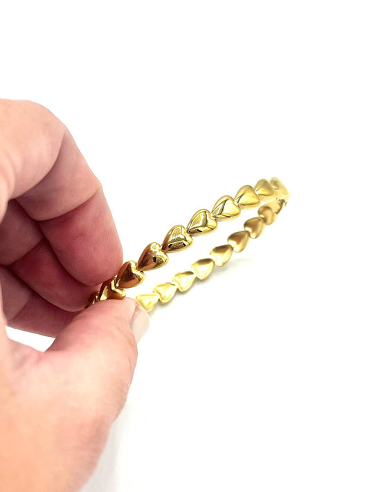Goudkleurige bangle met hartjes
