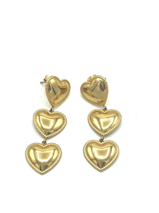 Goudkleurige oorbellen met drie harten