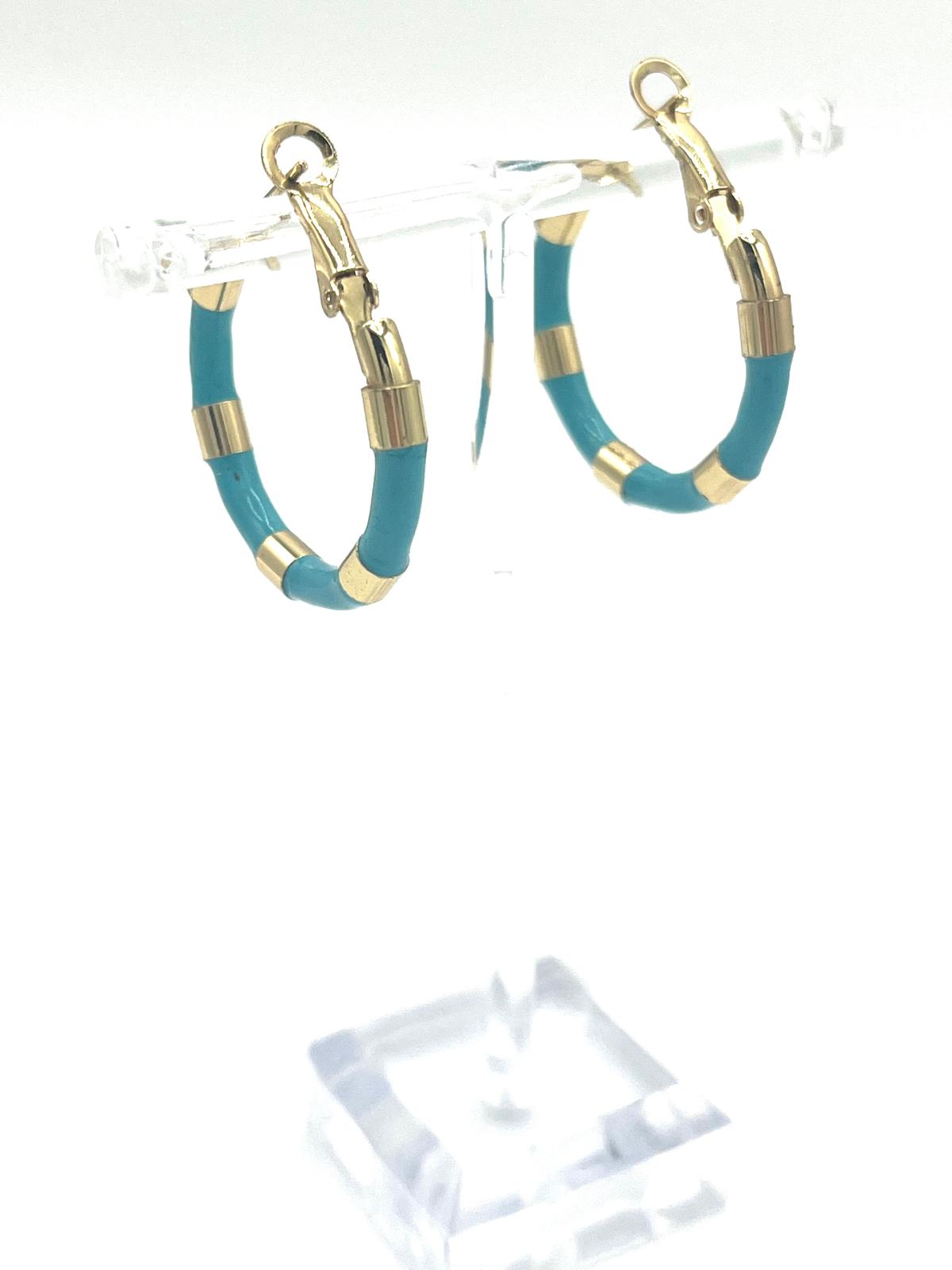 Goudkleurige oorbellen met blauw accent