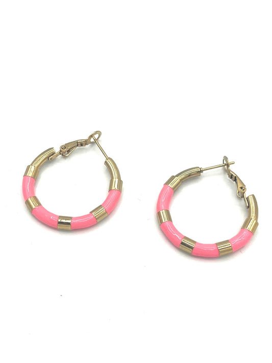 Goudkleurige oorbellen met roze accent