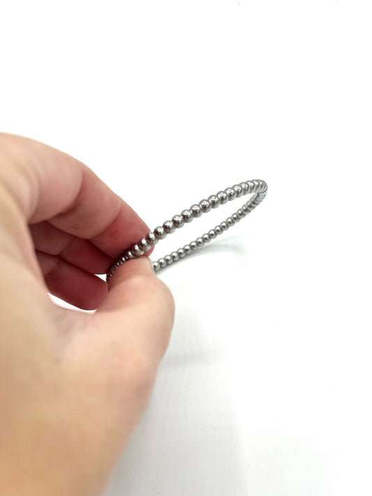 Bangle zilverkleurig met balletjes.