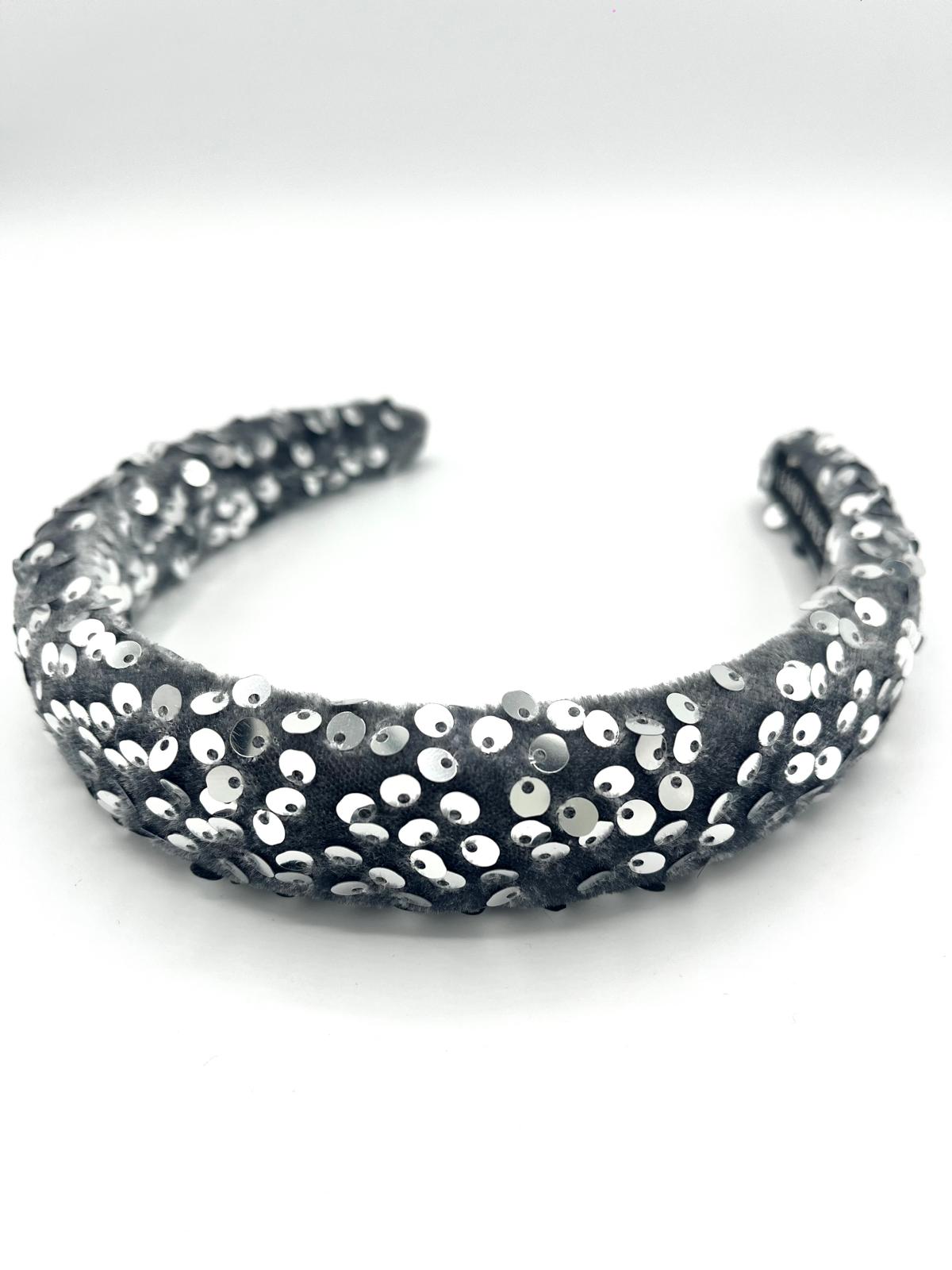 Zilveren haarband met pailetten.