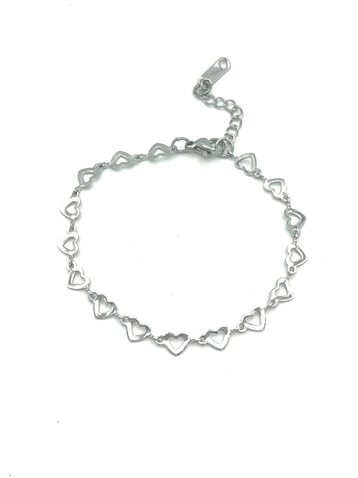 Zilverkleurige armband met fijne hartjes.