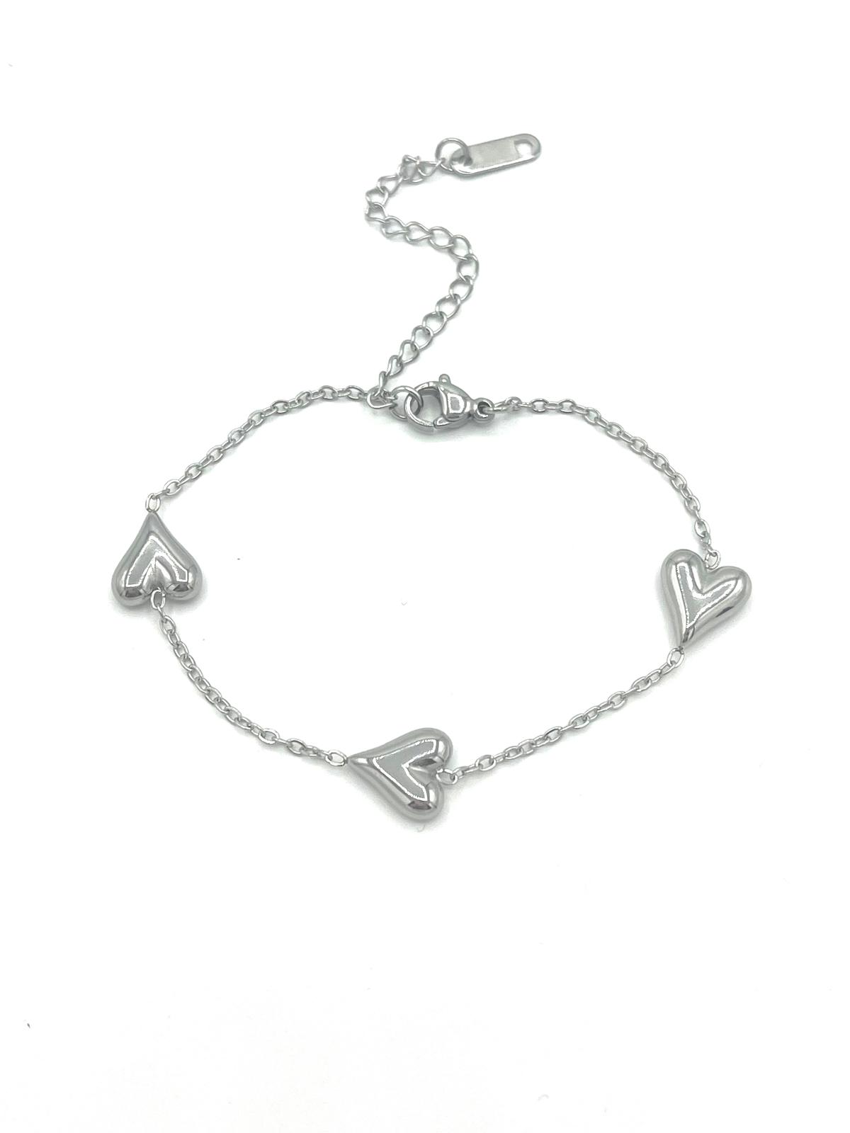 Zilverkleurige armband met drie harten
