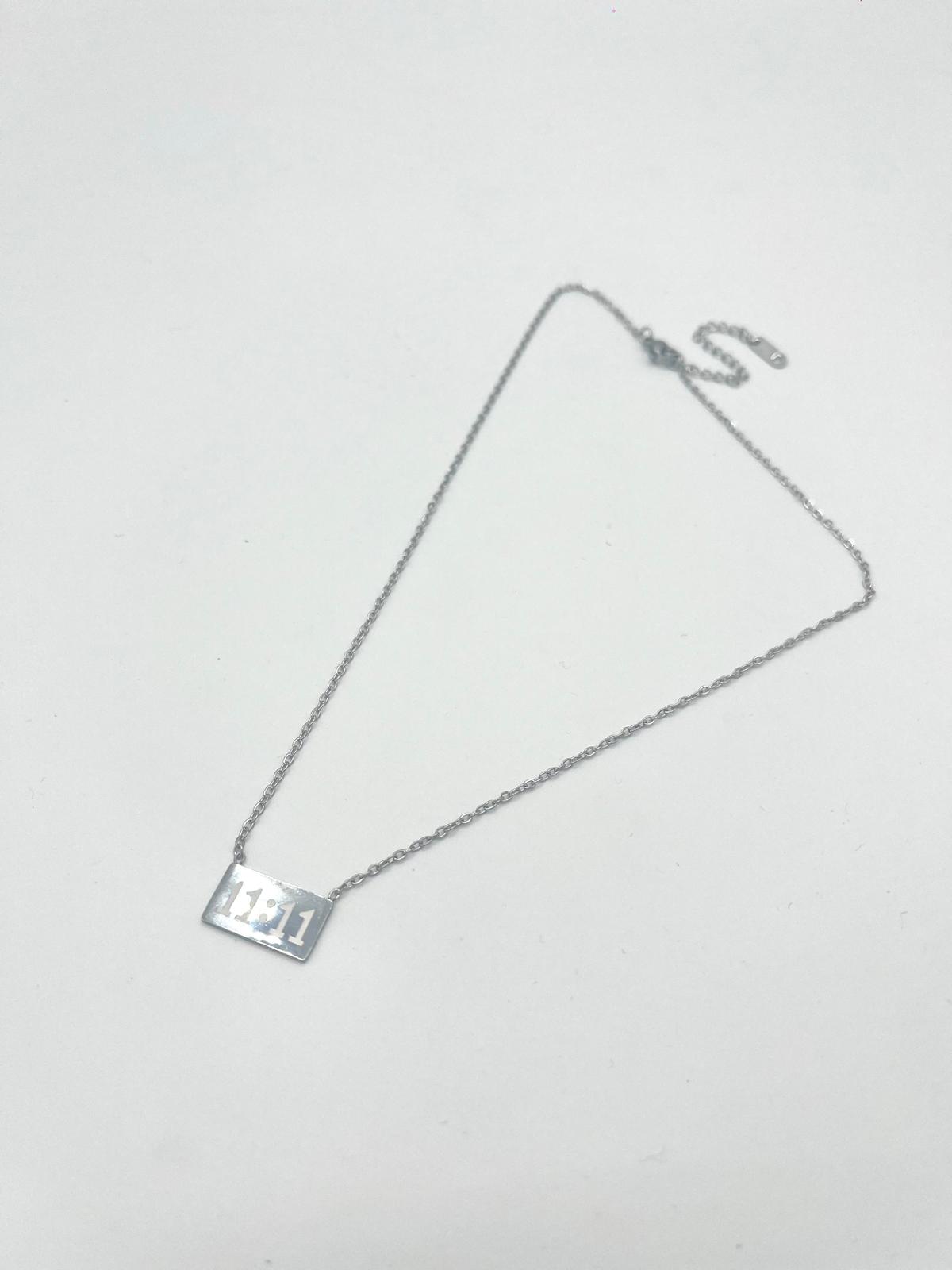 Zilverkleurige ketting met rechthoekige 11:11 bedel