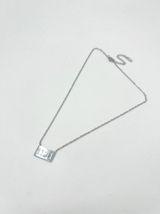 Zilverkleurige ketting met rechthoekige 11:11 bedel