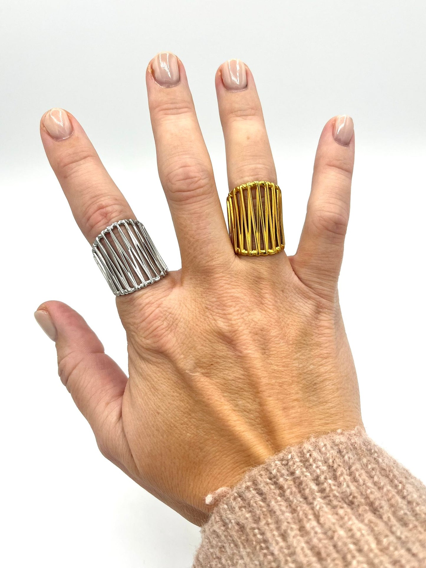 Brede ring met lijnen