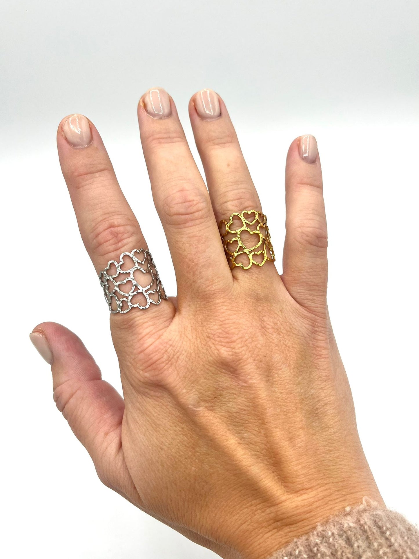 Brede ring met open harten