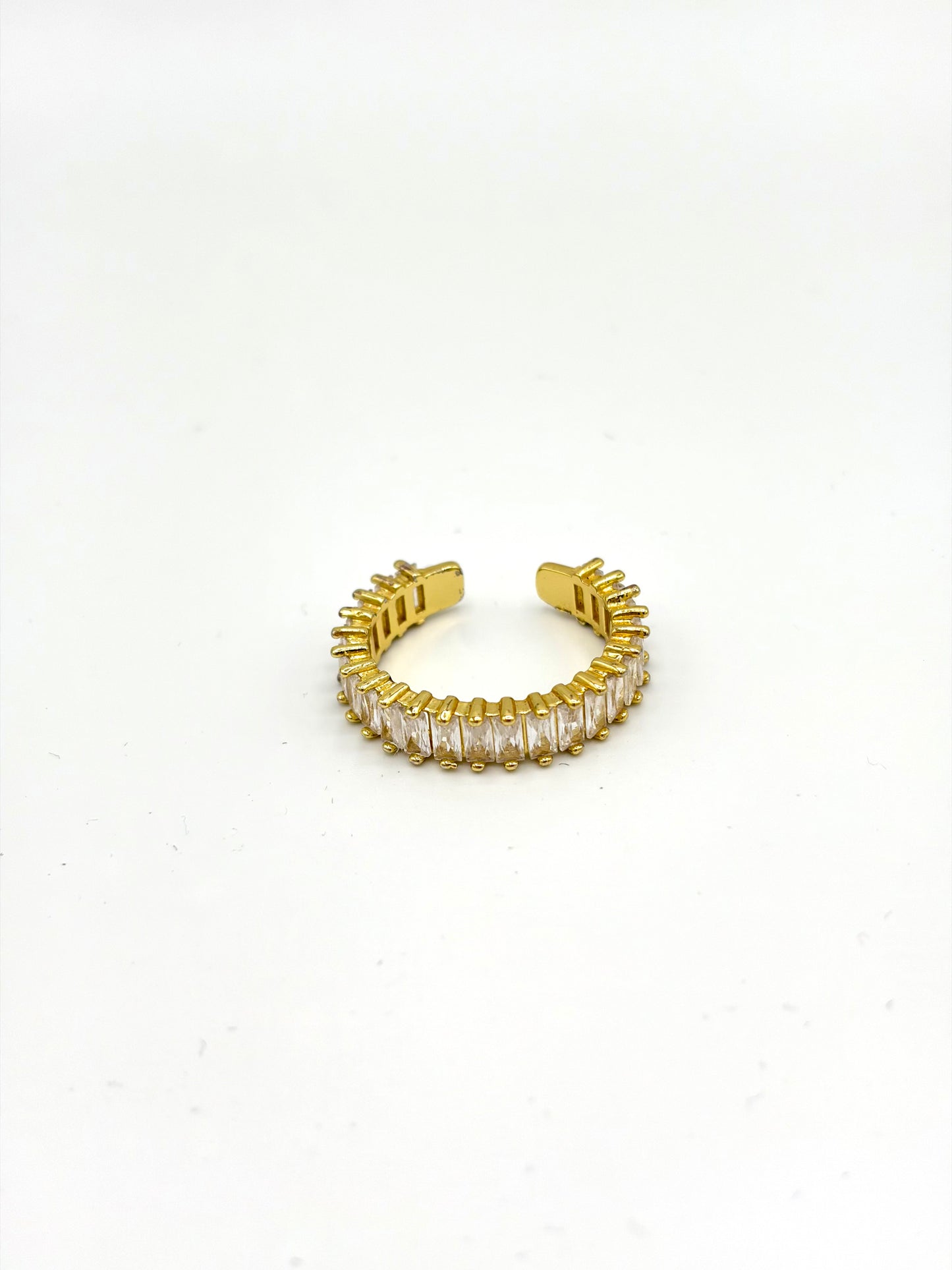 Gouden ring met witte stenen