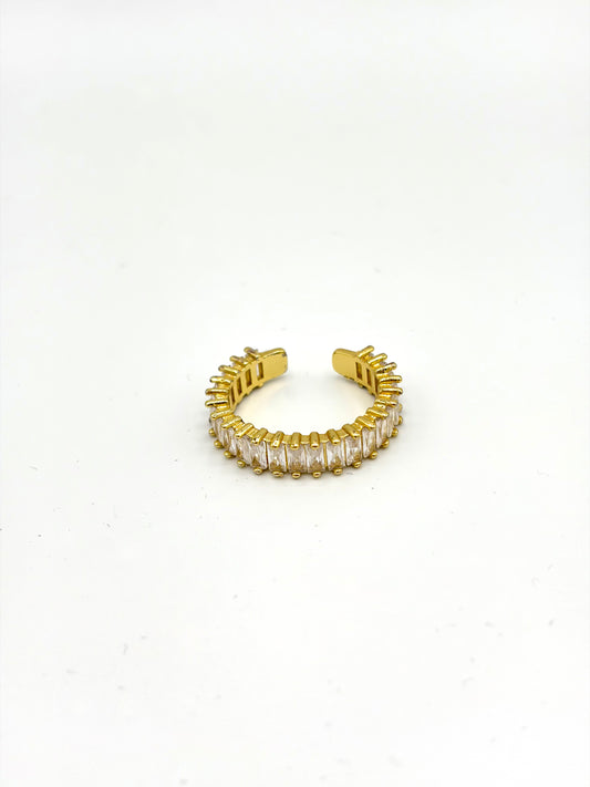 Gouden ring met witte stenen