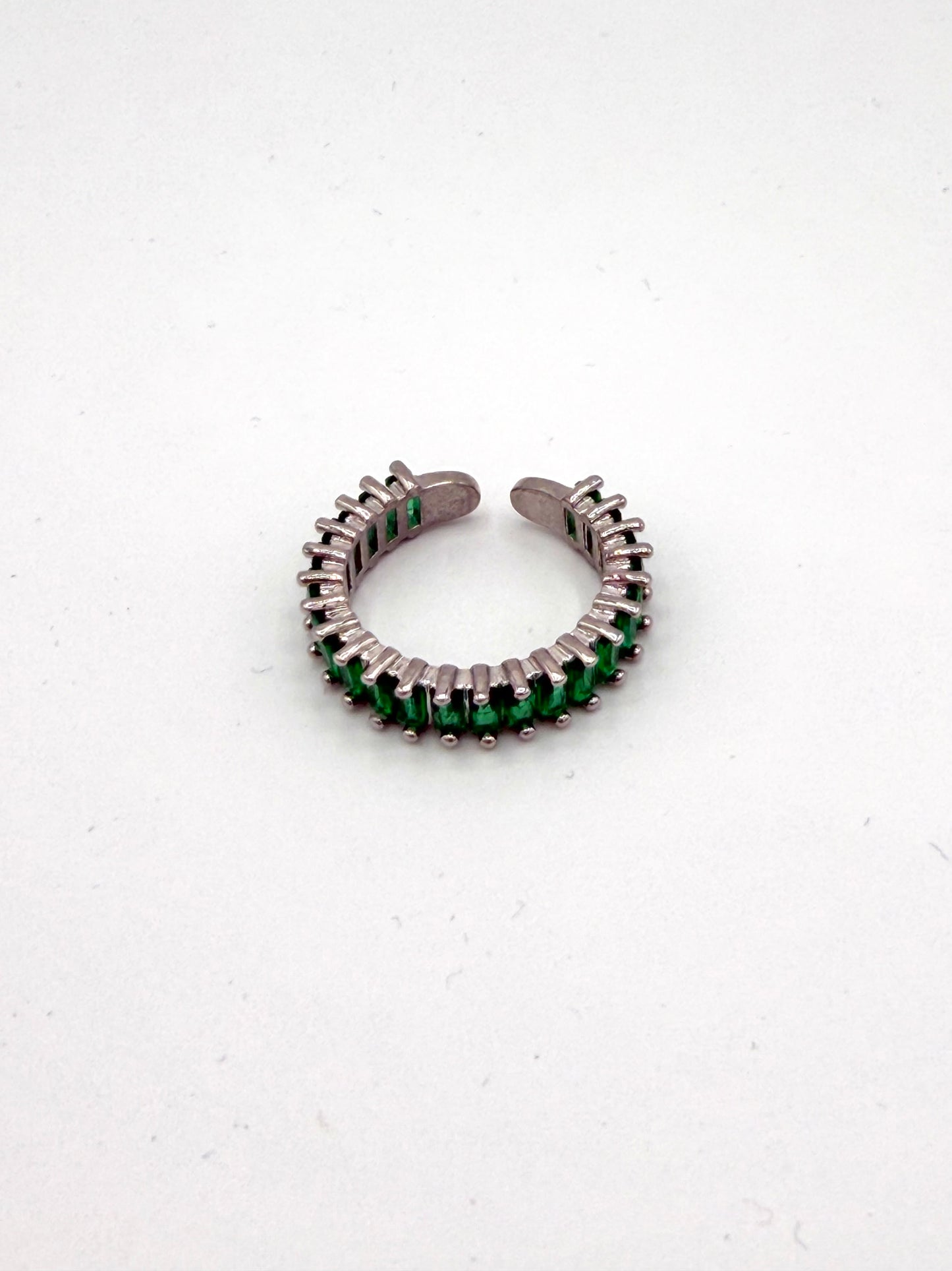 Zilveren ring met groene stenen