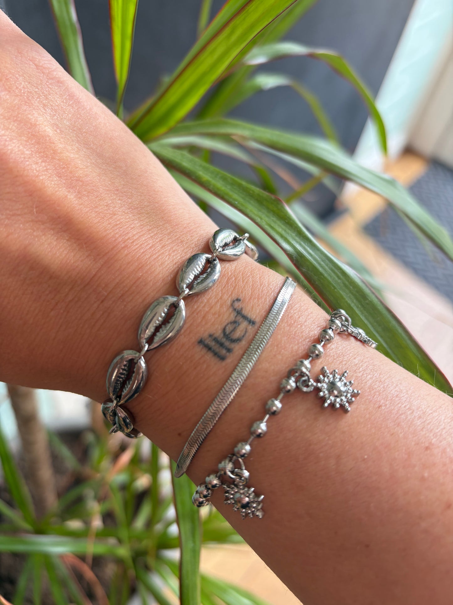 Schelpenarmband zilverkleurig