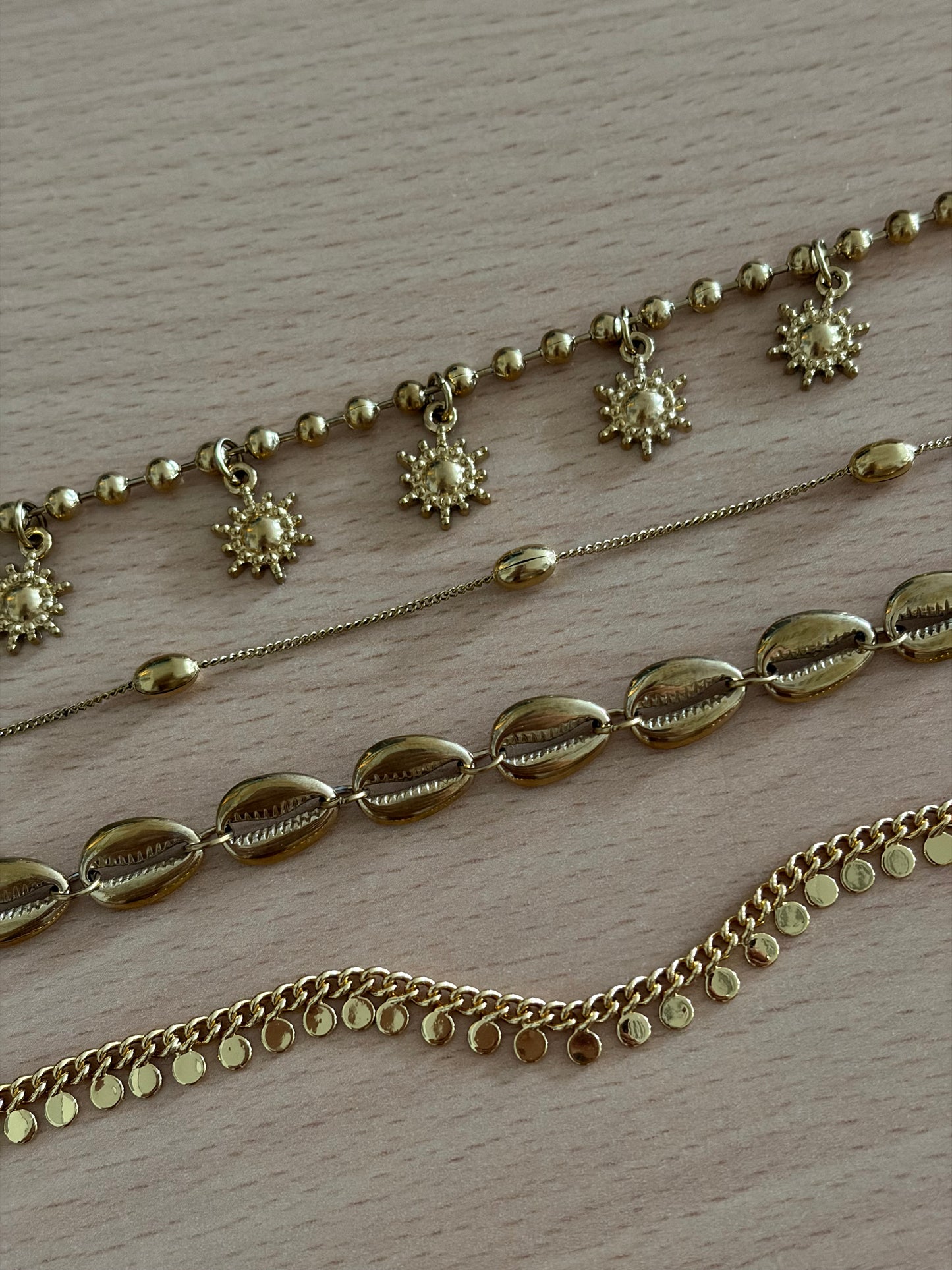 Schelpenarmband goudkleurig