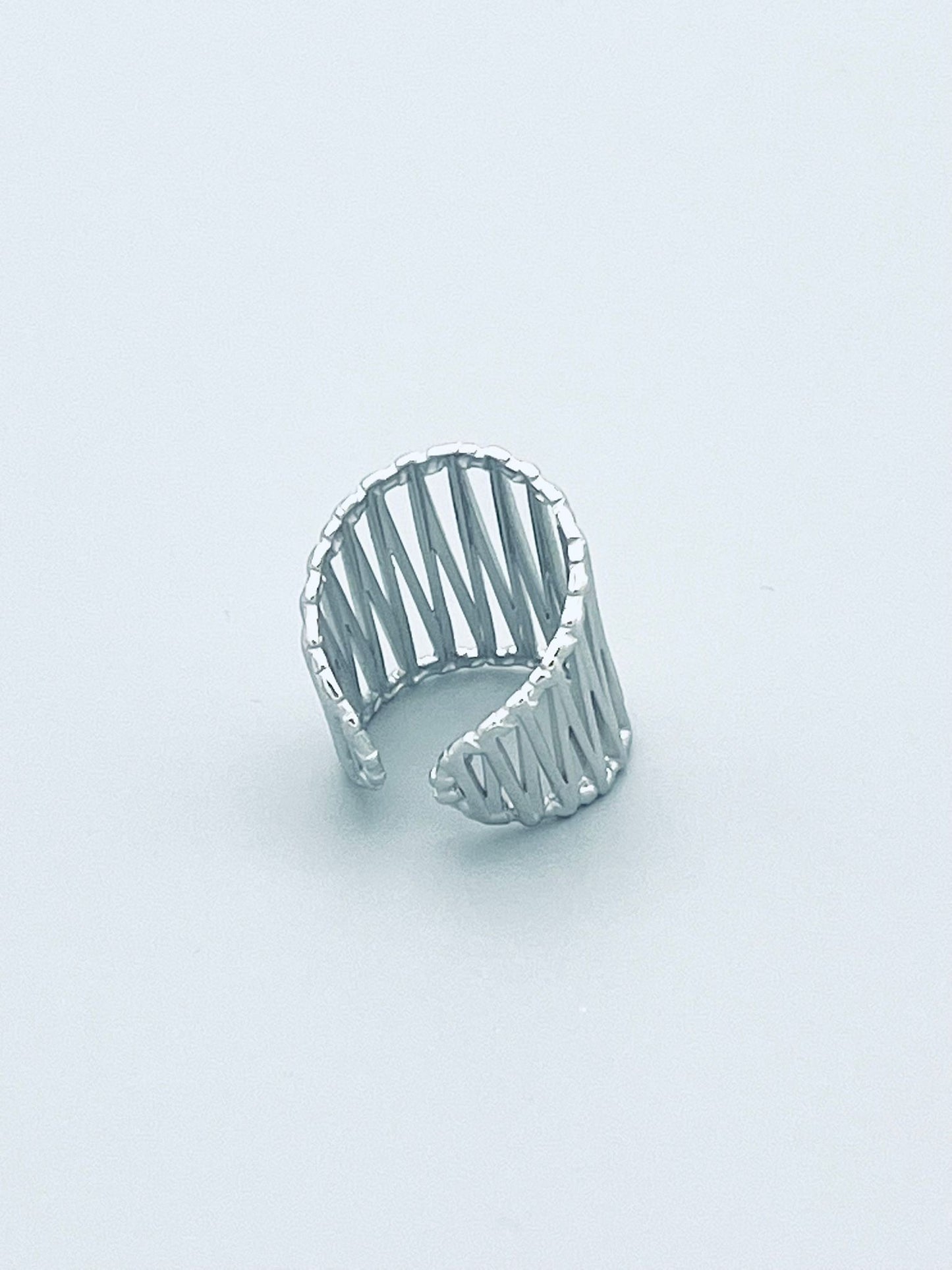 Brede ring met lijnen