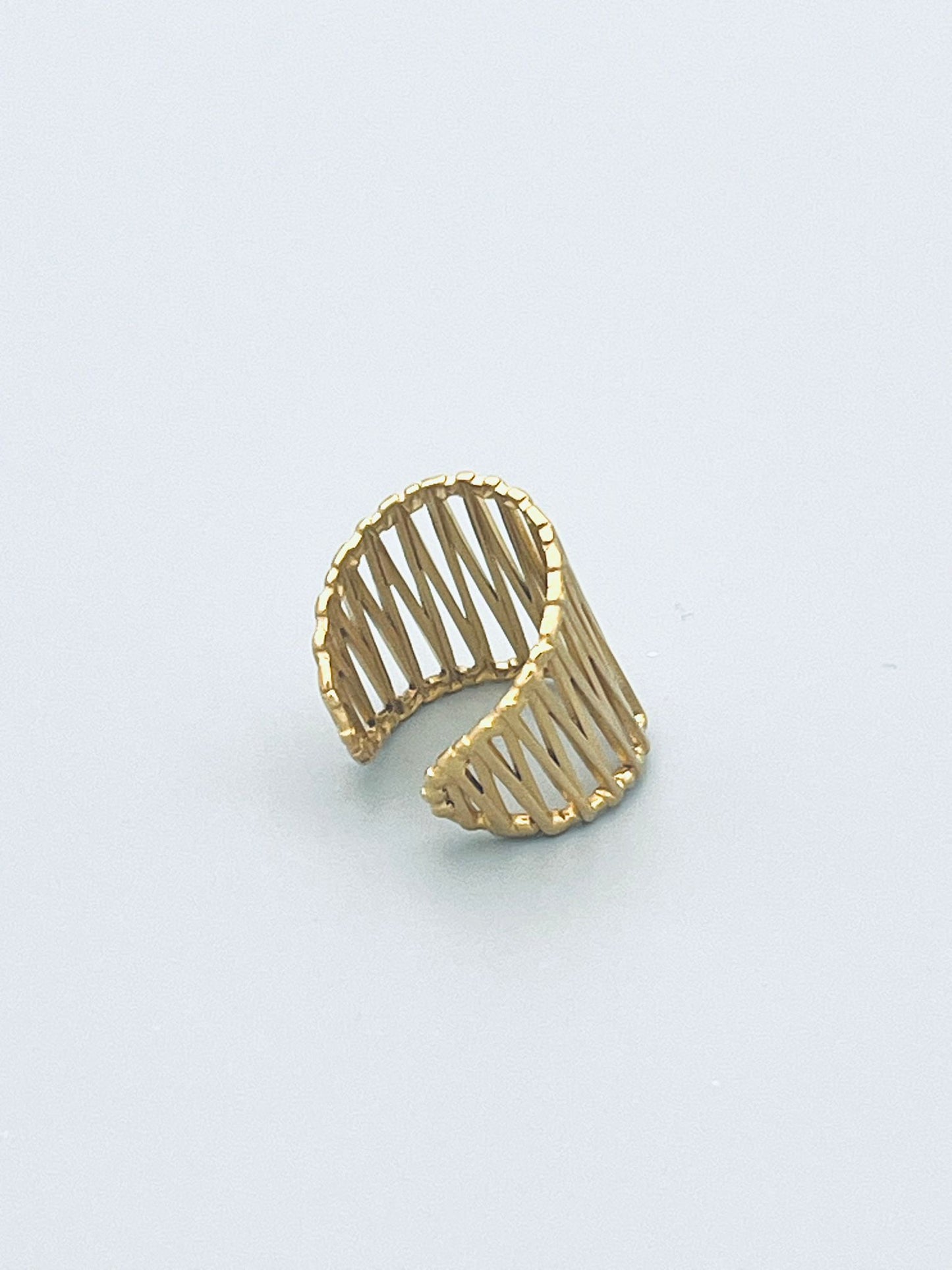 Brede ring met lijnen