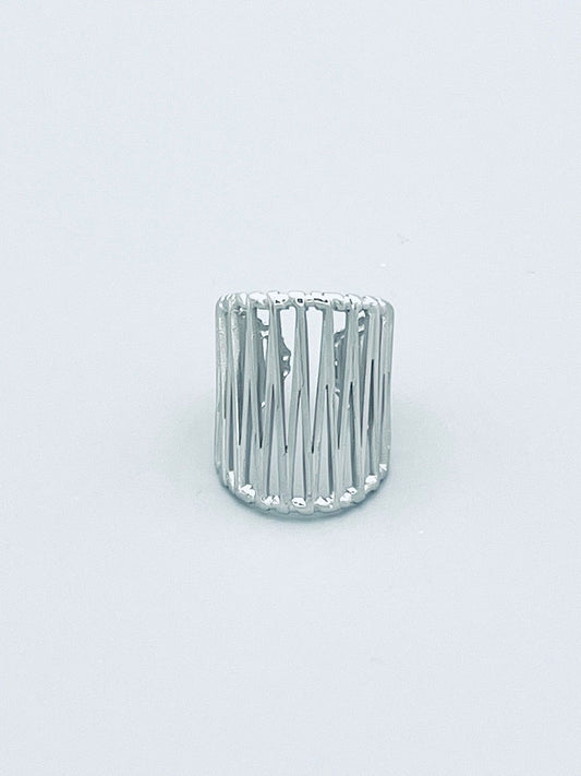 Brede ring met lijnen