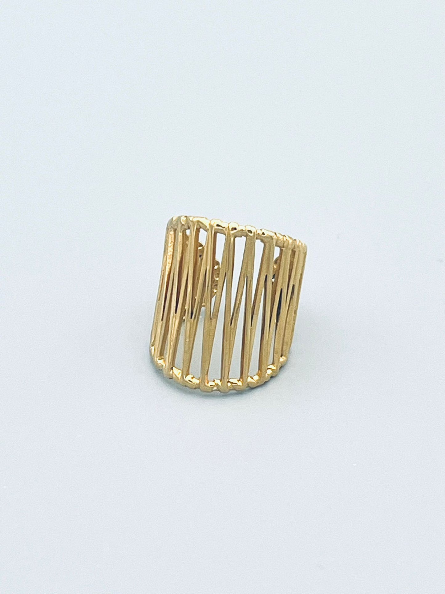 Brede ring met lijnen