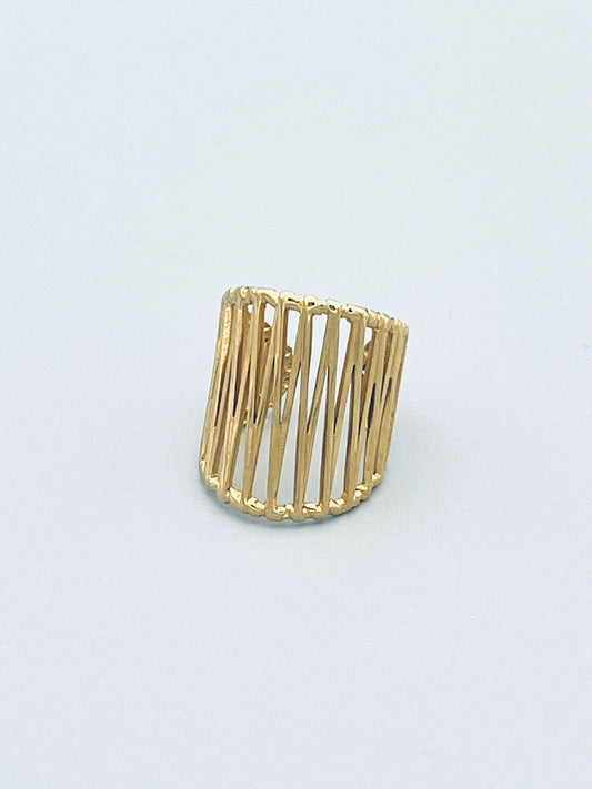 Brede ring met lijnen