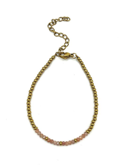 Rozenkwarts armband met gouden details