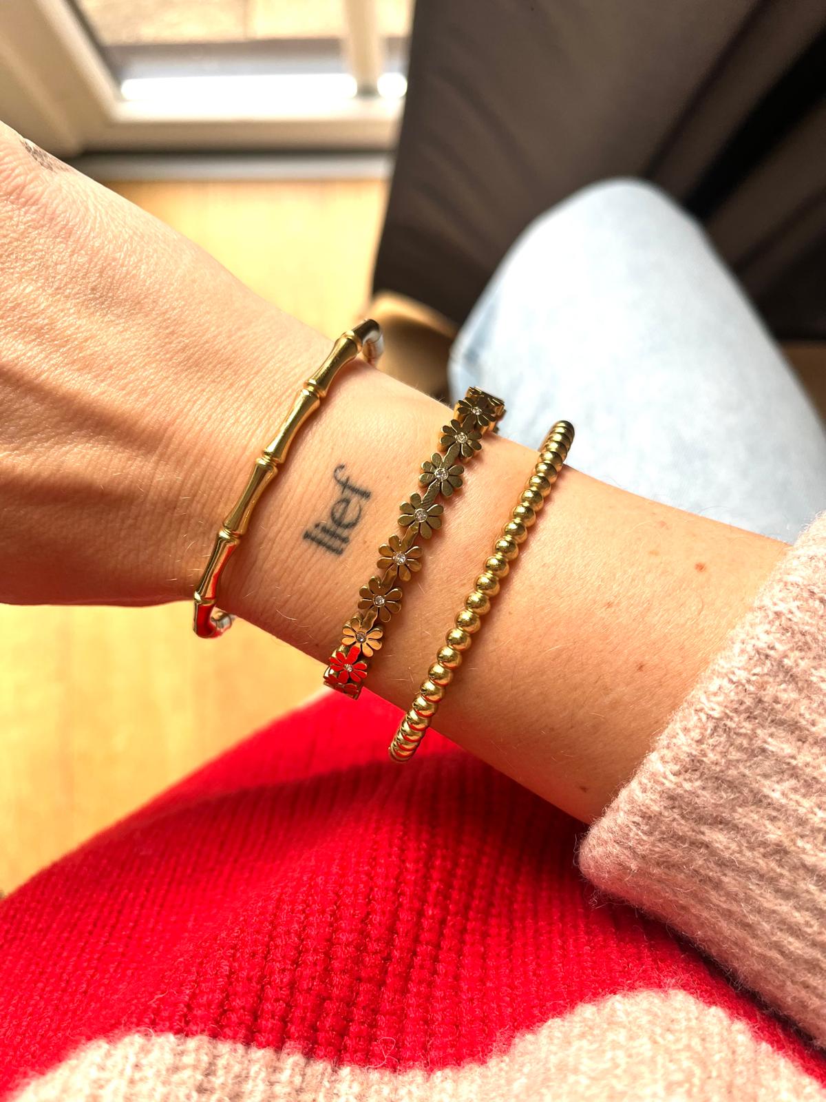 Goudkleurige bangle met bloemetjes