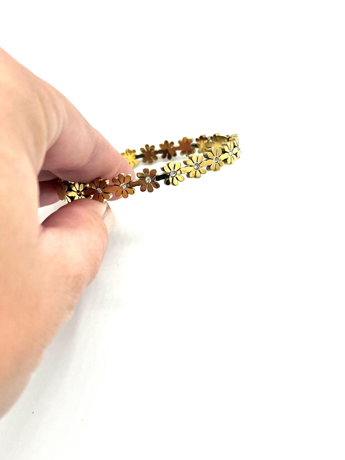 Goudkleurige bangle met bloemetjes