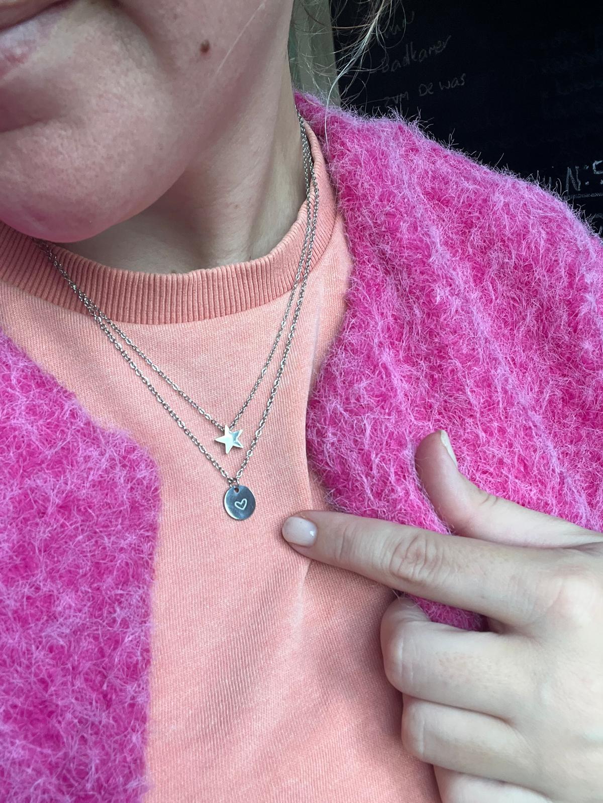 Zilverkleurige ketting met hart bedel