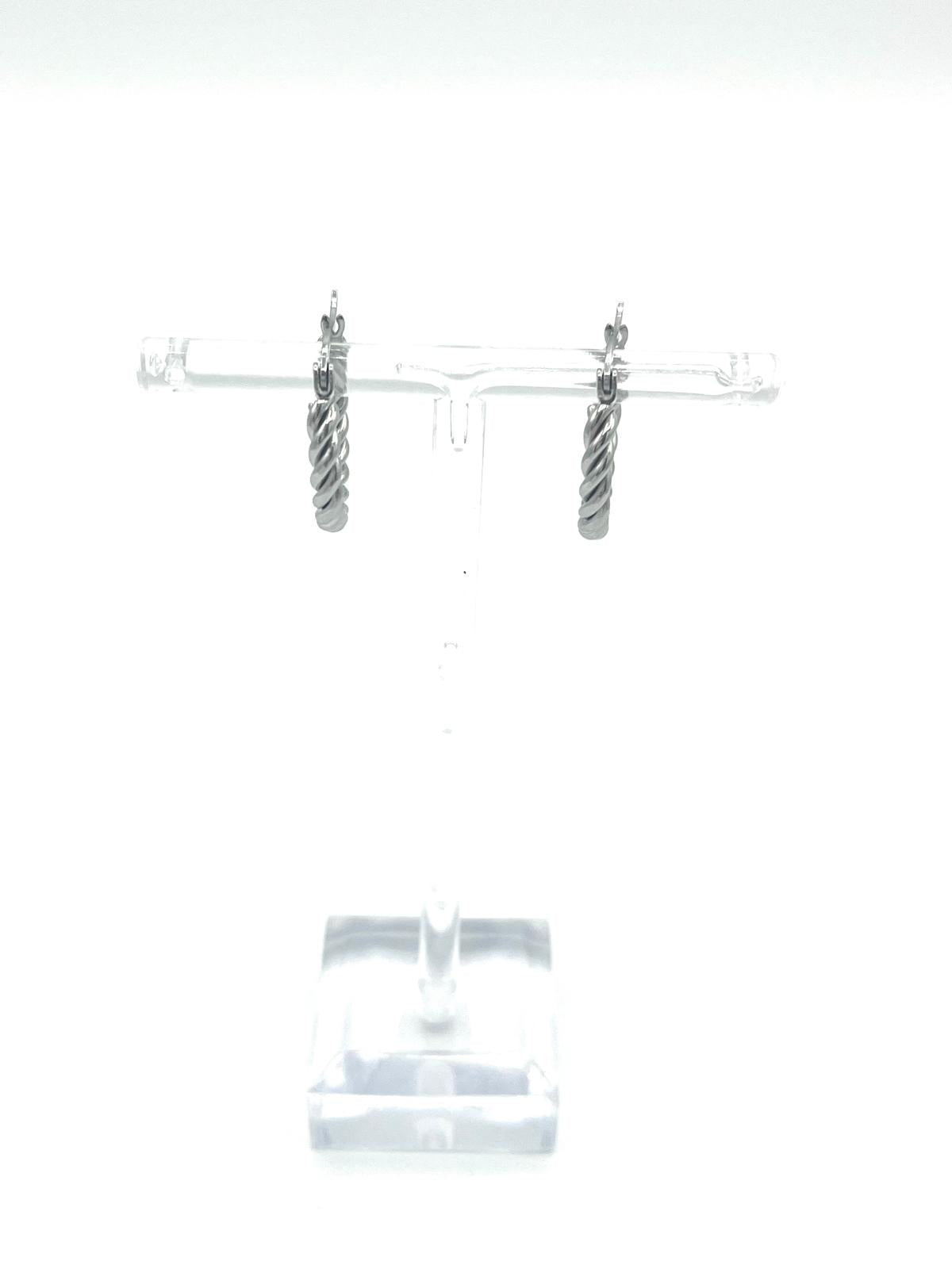 Gedraaide zilverkleurige oorbellen