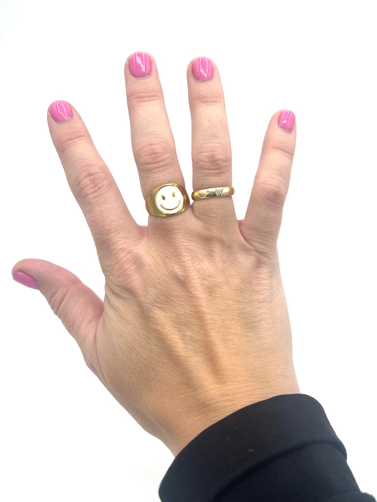 Goudkleurige ring met roze smiley
