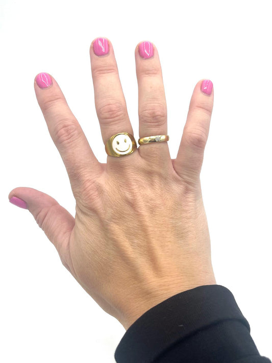Goudkleurige ring met roze smiley