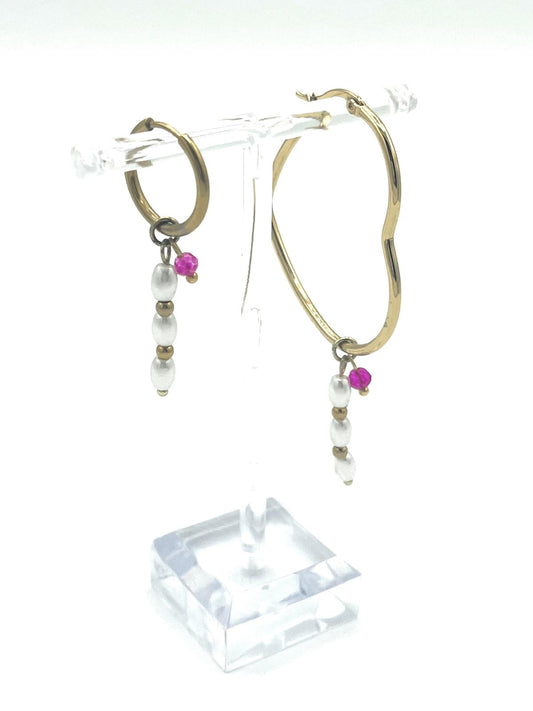 Handgemaakte oorbellen met parels en roze kraal