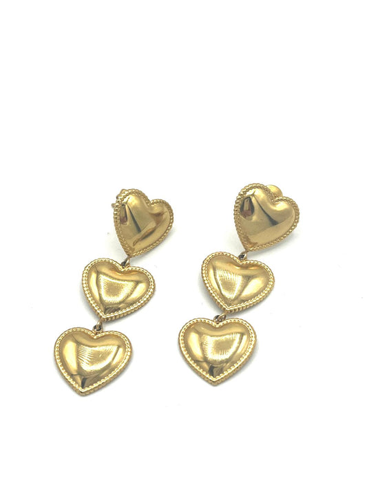 Goudkleurige oorbellen met drie harten