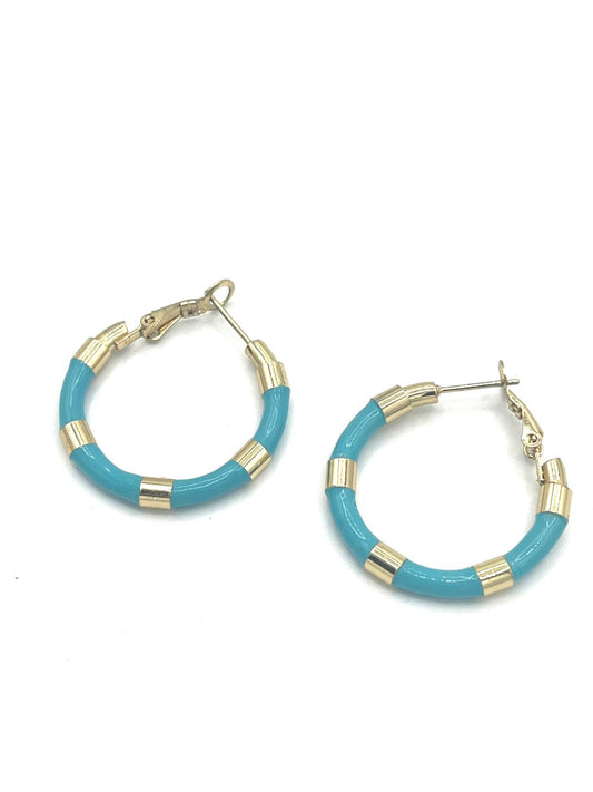 Goudkleurige oorbellen met blauw accent