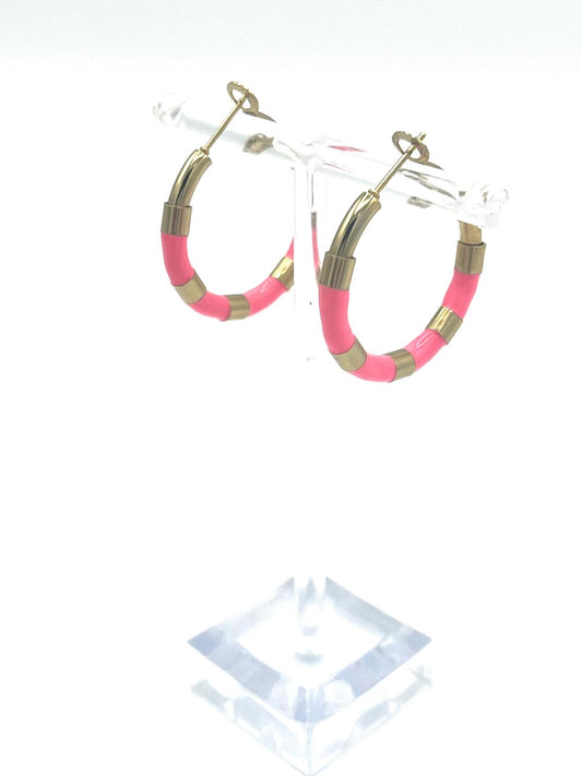 Goudkleurige oorbellen met roze accent