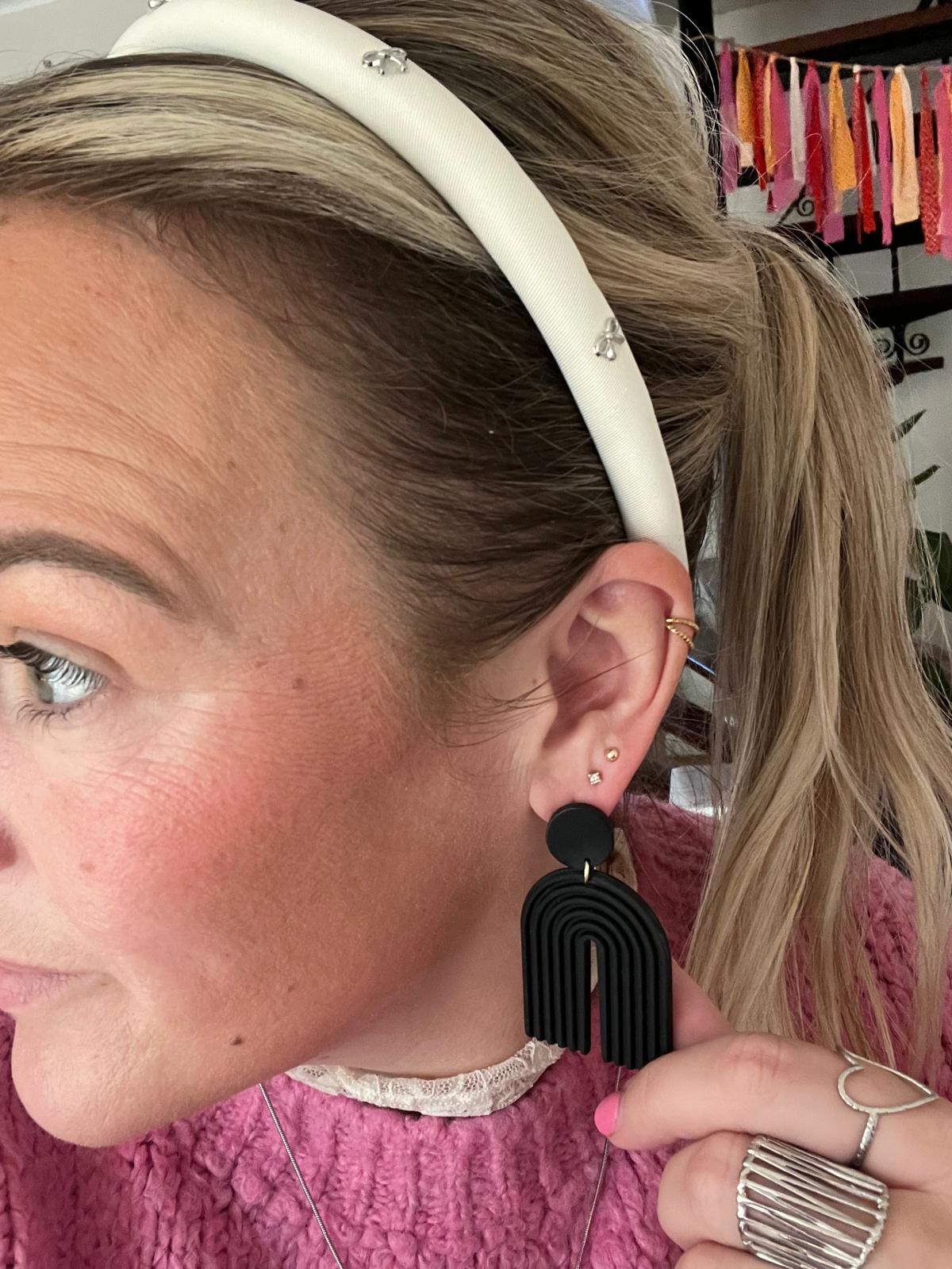 Witte haarband met strikjes