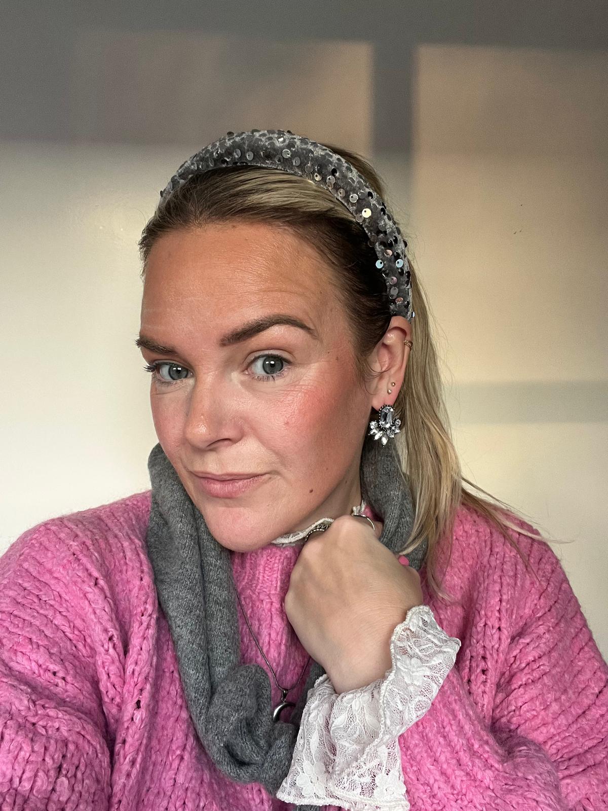 Zilveren haarband met pailetten.