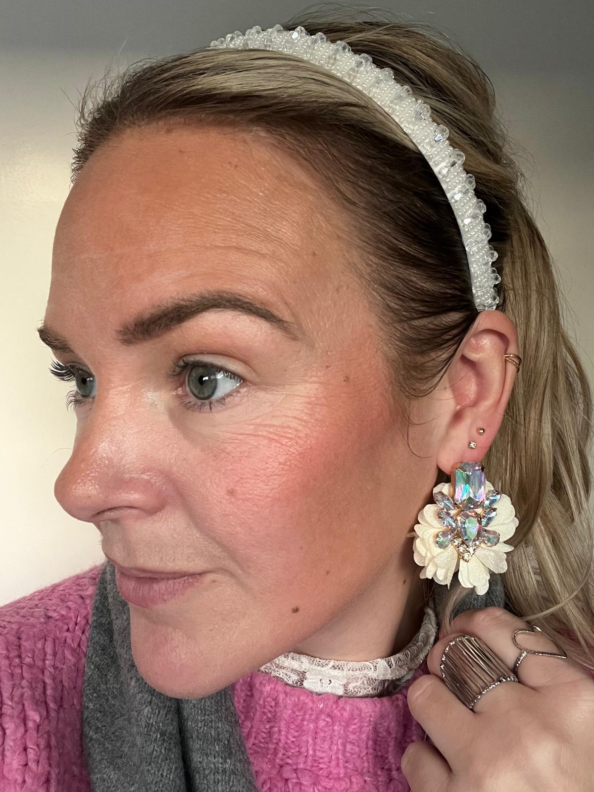 Smalle witte haarband met sprankelende kralen