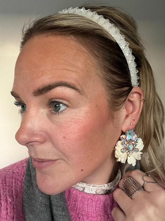Smalle witte haarband met sprankelende kralen