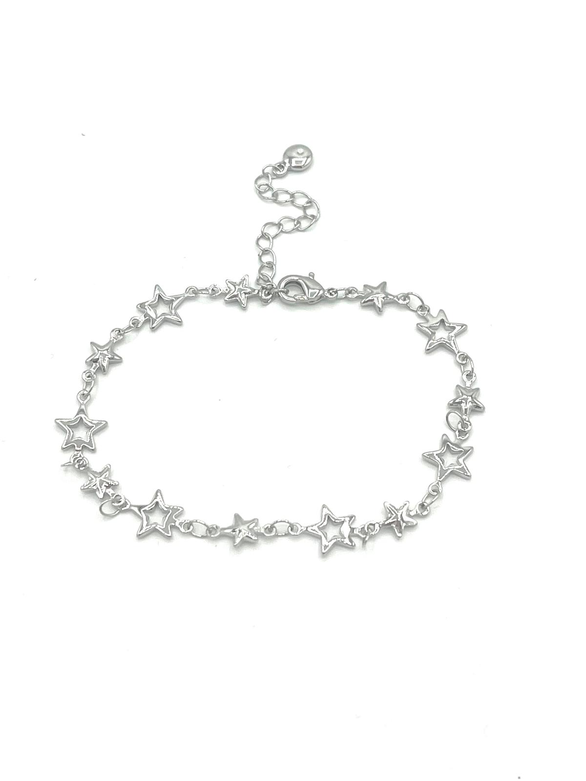 Zilverkleurige armband met fijne sterretjes.