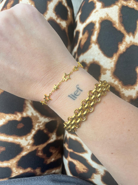 Goudkleurige armband met fijne sterretjes.