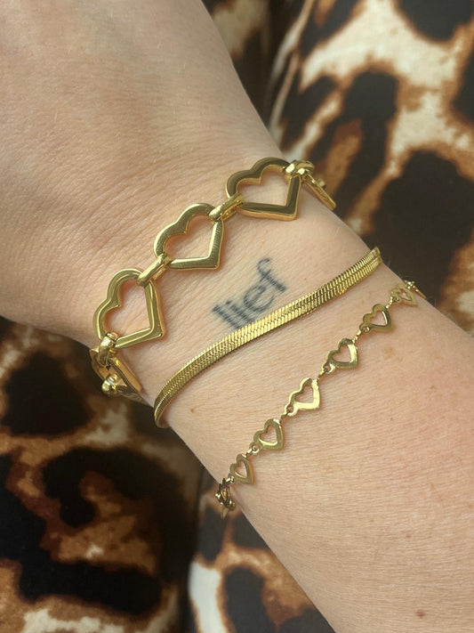 Goudkleurige armband met fijne hartjes.