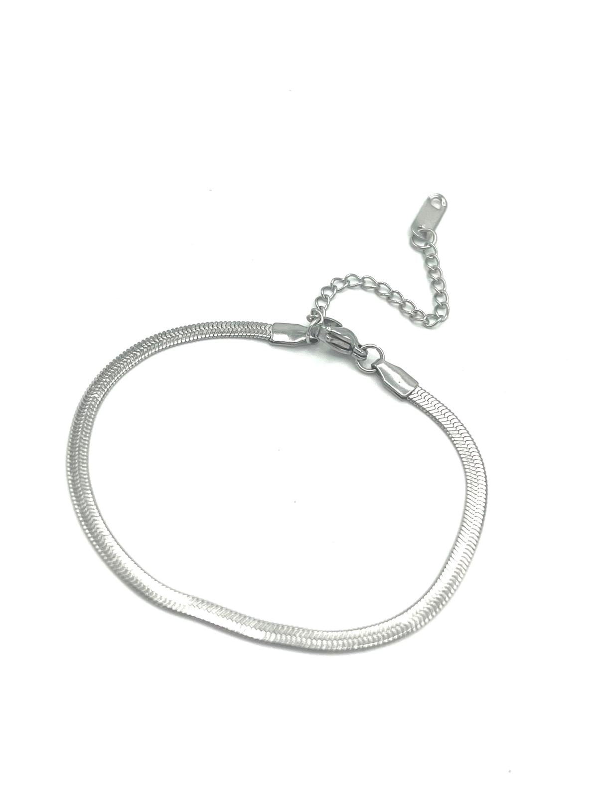 Zilverkleurige armband met slangenpatroon