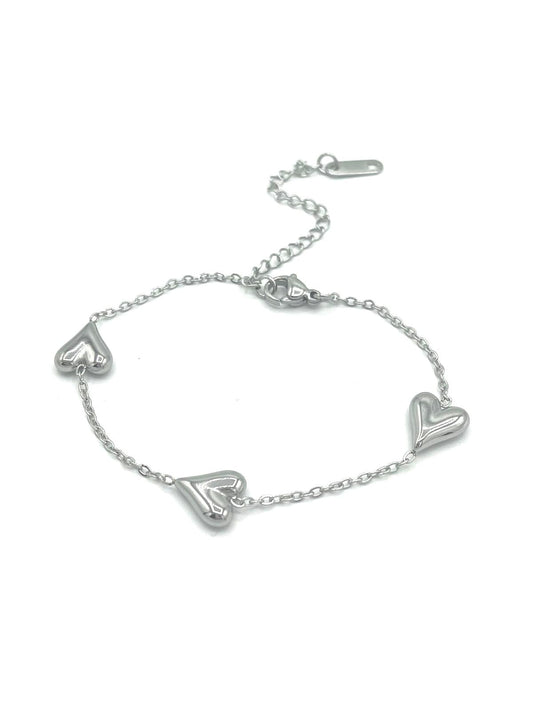 Zilverkleurige armband met drie harten