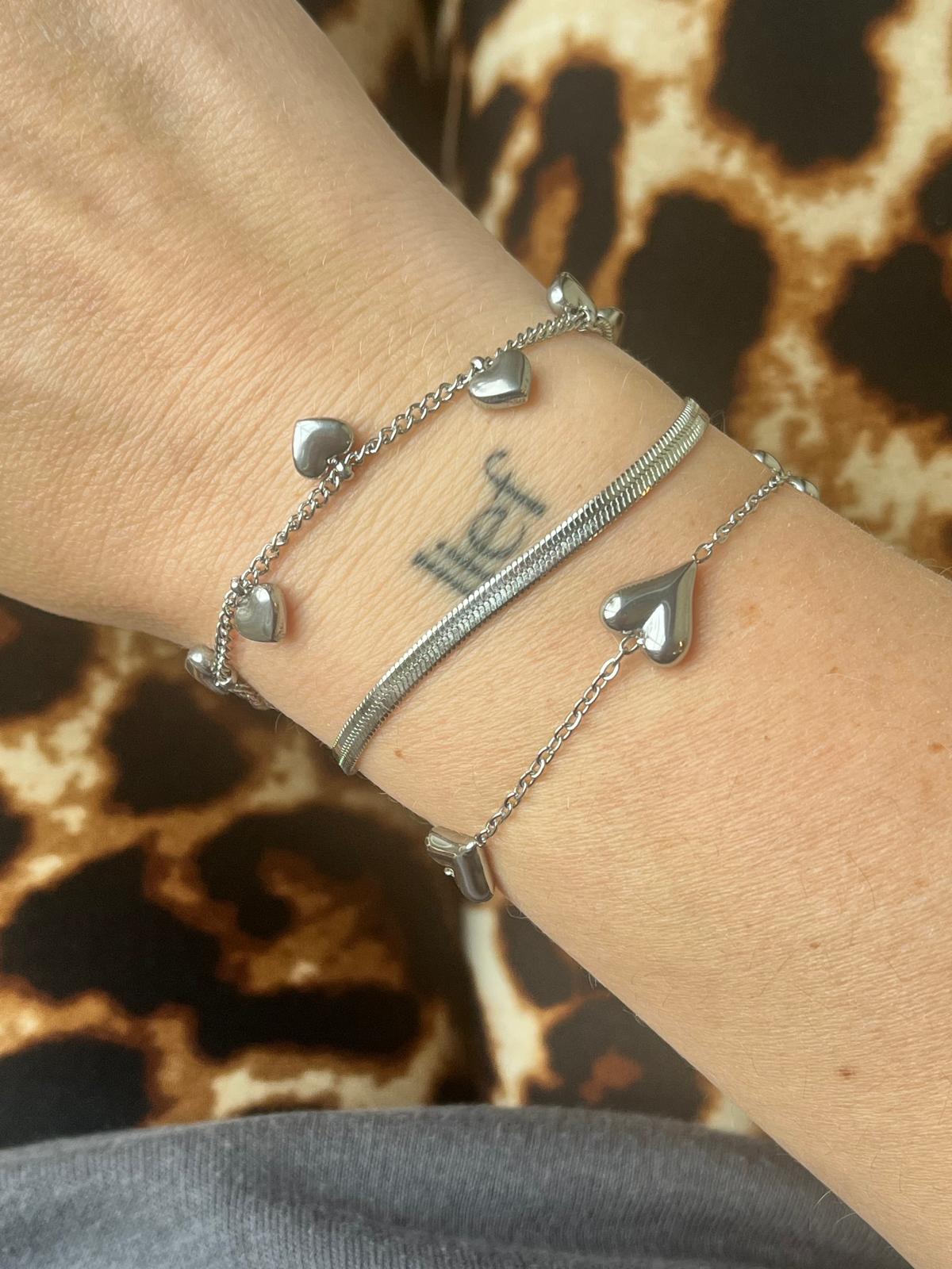 Zilverkleurige armband met speelse harten