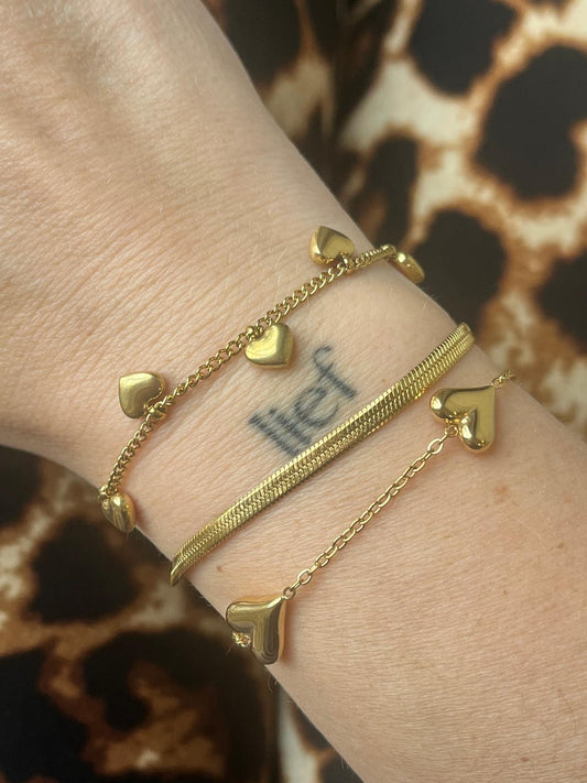 Goudkleurige armband met speelse harten