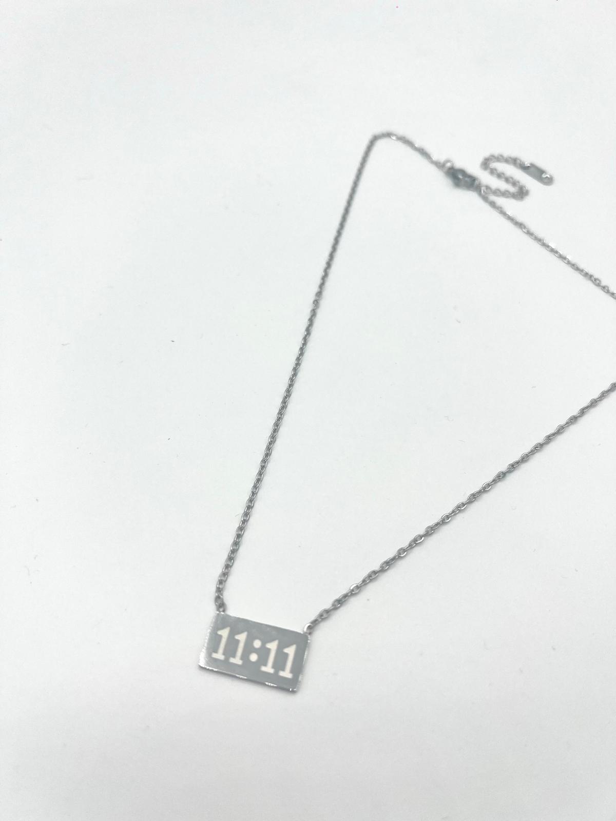 Zilverkleurige ketting met rechthoekige 11:11 bedel