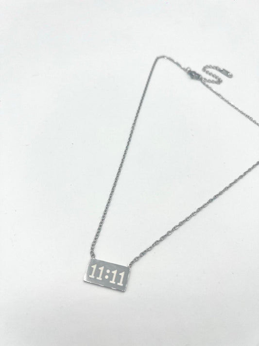 Zilverkleurige ketting met rechthoekige 11:11 bedel