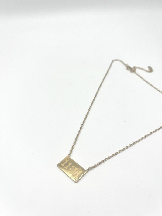 Goudkleurige ketting met rechthoekige 11:11 bedel
