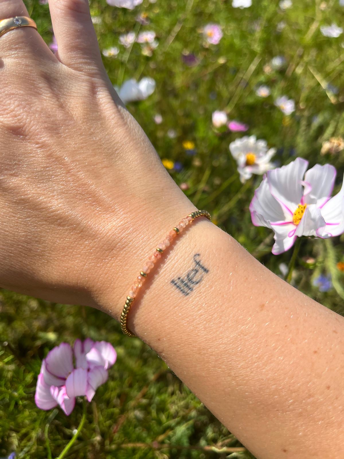 Rozenkwarts armband met gouden details