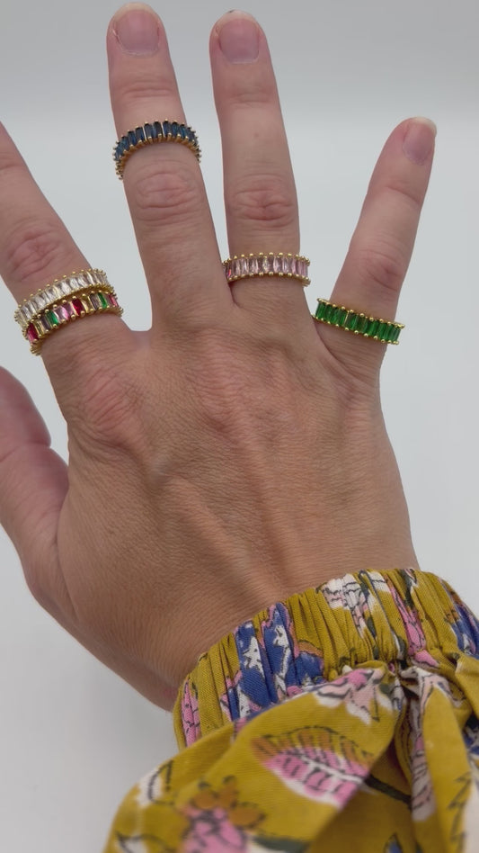 Zilveren ring met groene stenen